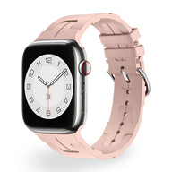 Bracelet Apple Watch silicone rose clair interchangeable avec boucle métallique argentée.