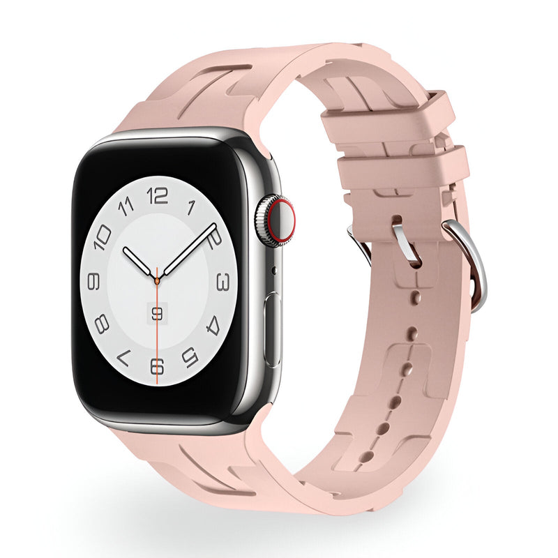 Bracelet Apple Watch silicone rose clair interchangeable avec boucle métallique argentée.