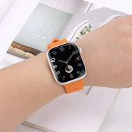 Bracelet Apple Watch en silicone orange vif avec boucle classique, modèle Luxa.