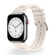 Bracelet Apple Watch en silicone beige clair, modèle Luxa, ajustable avec boucle métallique argentée.