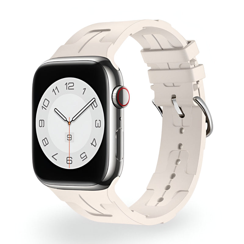 Bracelet Apple Watch en silicone beige clair, modèle Luxa, ajustable avec boucle métallique argentée.