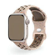 Bracelet Apple Watch en silicone beige clair à motifs tachetés multicolores perforé pour meilleure aération.