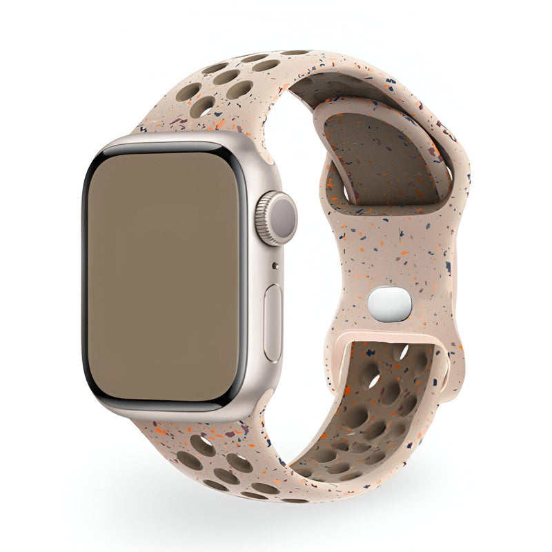 Bracelet Apple Watch en silicone beige clair à motifs tachetés multicolores perforé pour meilleure aération.
