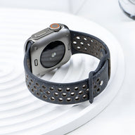 Bracelet Apple Watch en silicone gris foncé perforé, ajustable et mixte, modèle Nyro.