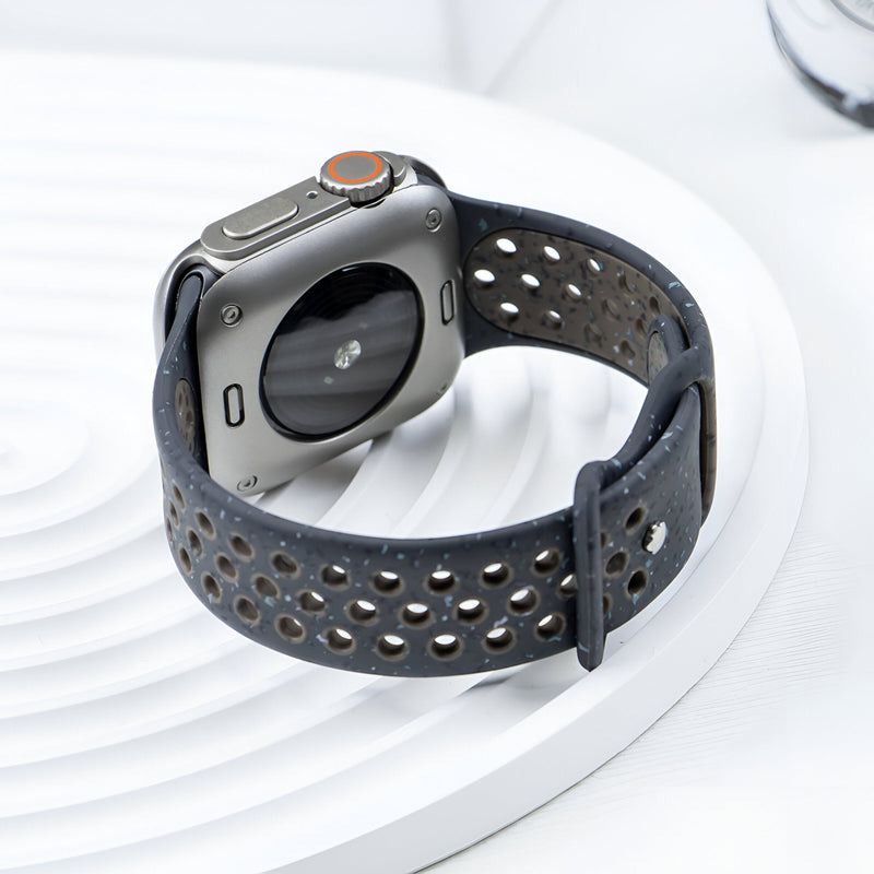 Bracelet Apple Watch en silicone gris foncé perforé, ajustable et mixte, modèle Nyro.