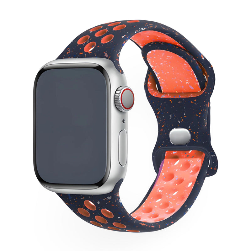 Bracelet Apple Watch Nyro en silicone bleu marine et orange perforé avec motif éclaboussures.