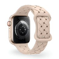 Bracelet Apple Watch en silicone beige avec design tressé et boucle ajustable.