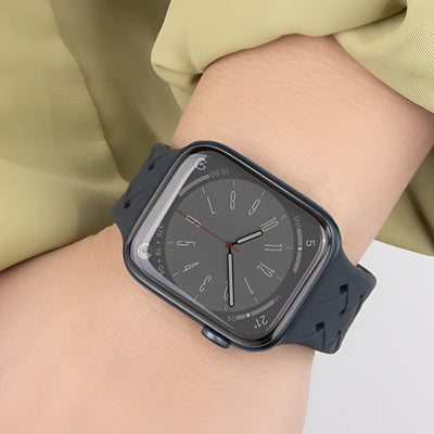 Bracelet silicone noir pour Apple Watch 43-49 mm porté au poignet avec cadran gris.