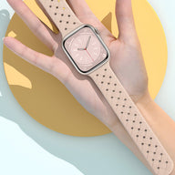 Bracelet Apple Watch silicone beige perforé avec boucle argentée, modèle mixte Quorra.