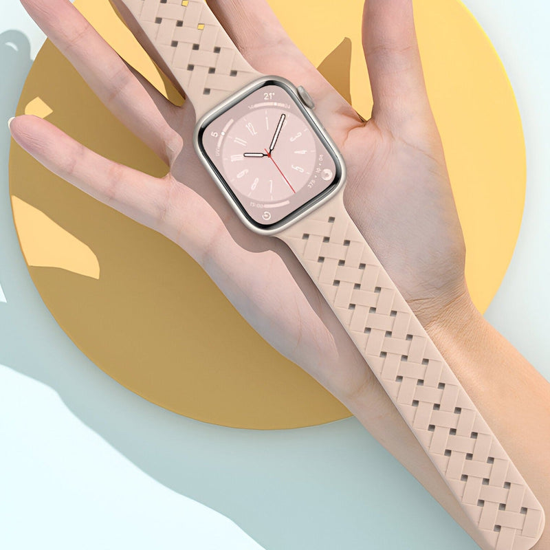 Bracelet Apple Watch silicone beige perforé avec boucle argentée, modèle mixte Quorra.