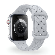 Bracelet silicone blanc tressé pour Apple Watch, fermeture ajustable.