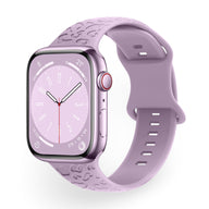 Bracelet Apple Watch en silicone violet clair avec motif gaufré et fermeture à boucle ajustable.