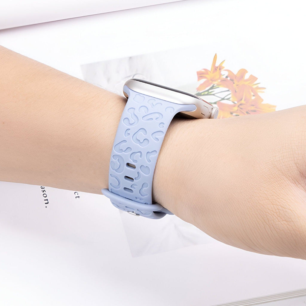 Bracelet Apple Watch en silicone bleu clair avec texture alvéolée, modèle Soria, fermé au poignet.