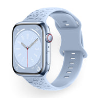 Bracelet Apple Watch en silicone bleu clair taille 38-42 mm à motifs gravés.
