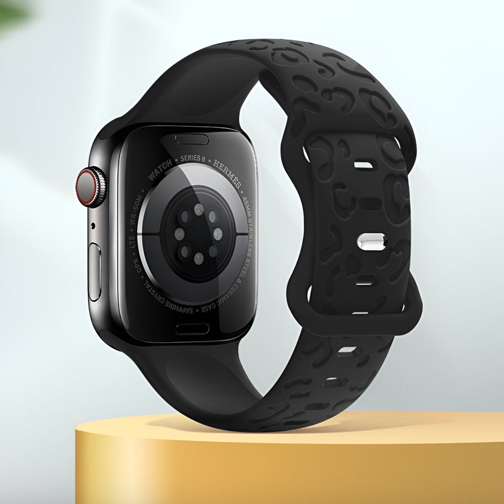 Bracelet Apple Watch silicone noir motif perforé, taille ajustable de 38 à 42 mm.