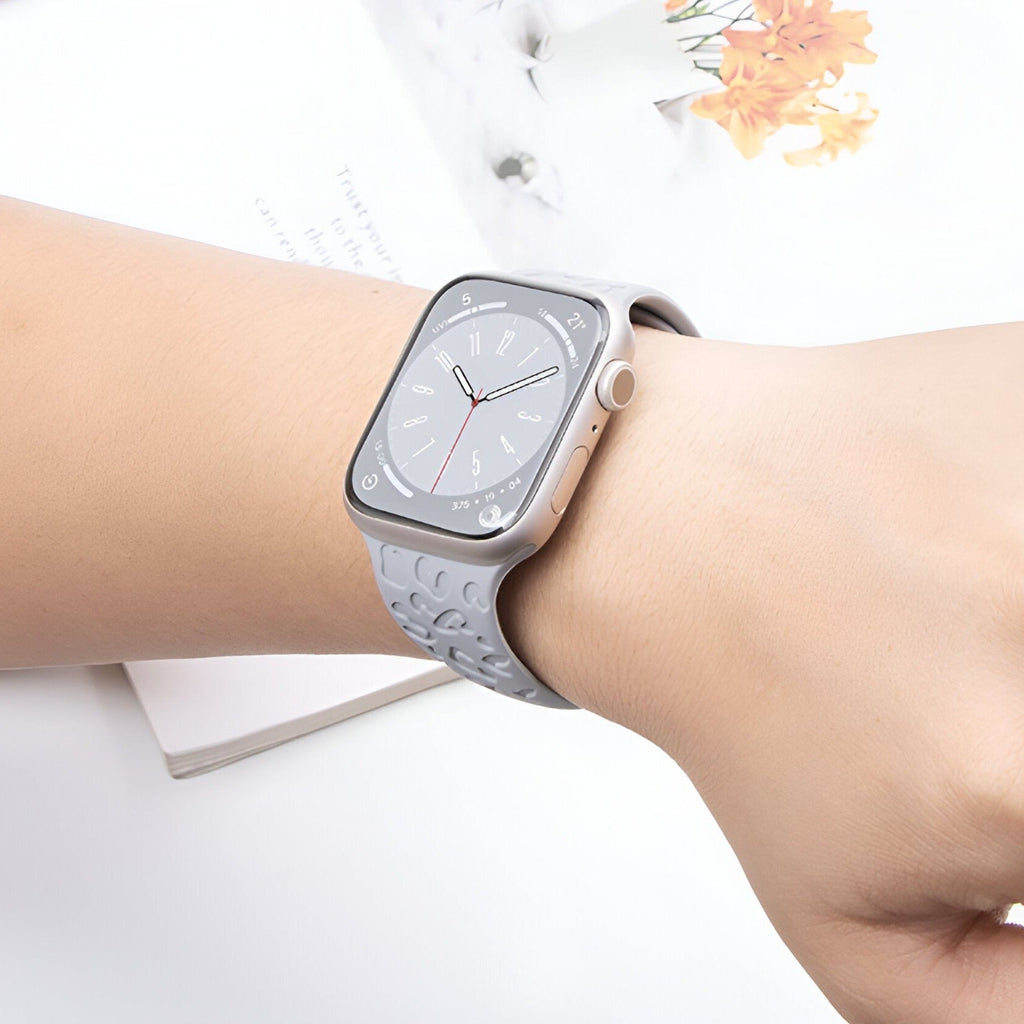 Bracelet Apple Watch en silicone gris clair avec motifs perforés, modèle Soria, taille 38-42 mm.