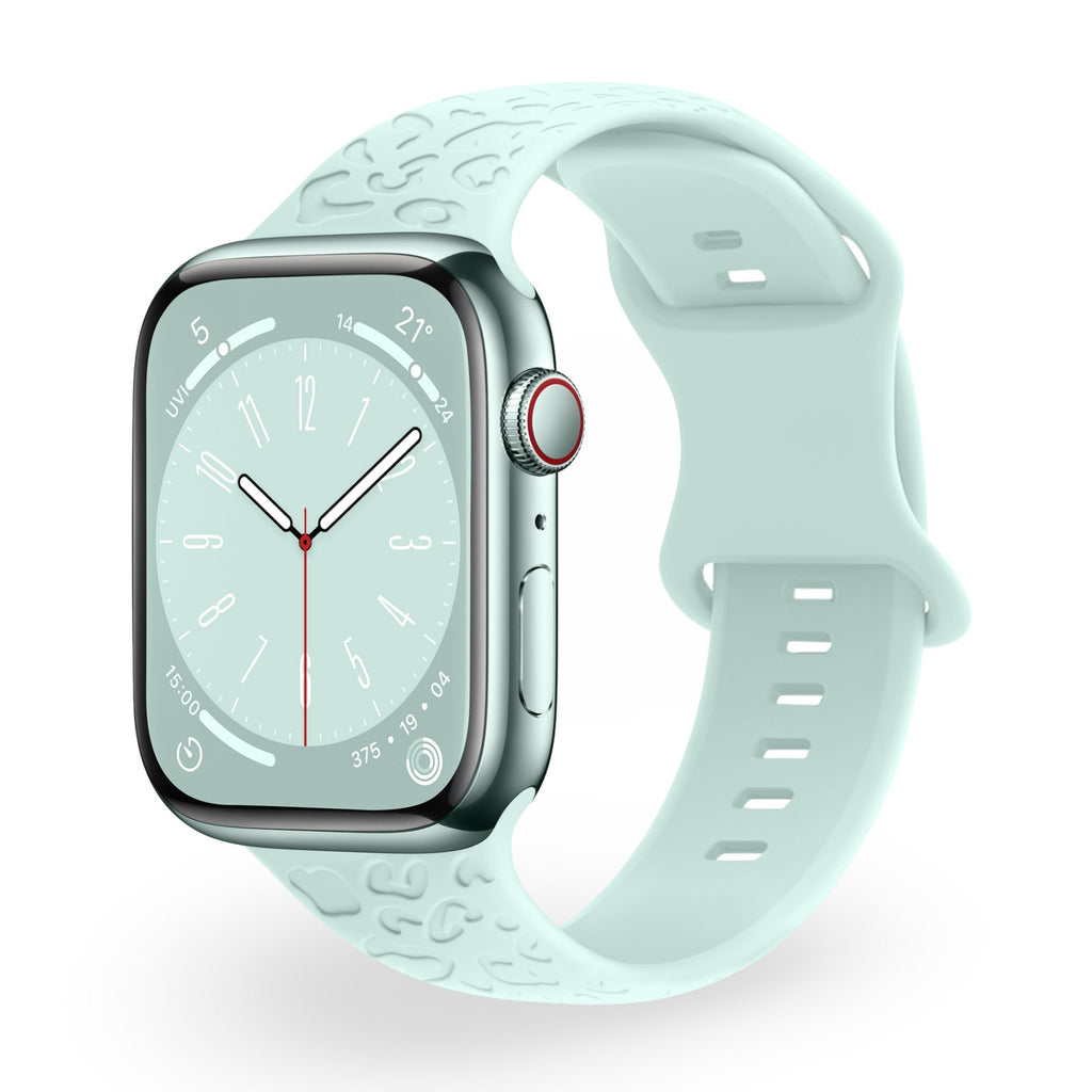 Bracelet Apple Watch silicone vert clair modèle Soria avec texture discrète et boucle ajourée.