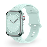 Bracelet Apple Watch silicone vert clair modèle Soria avec texture discrète et boucle ajourée.