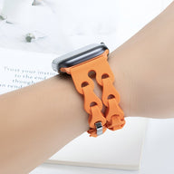 Bracelet Apple Watch silicone orange style chaîne double maillons avec boucle métallique.