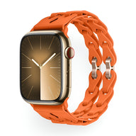 Bracelet Apple Watch en silicone orange double boucle avec maillons entrelacés, adapté aux tailles 38-49 mm.