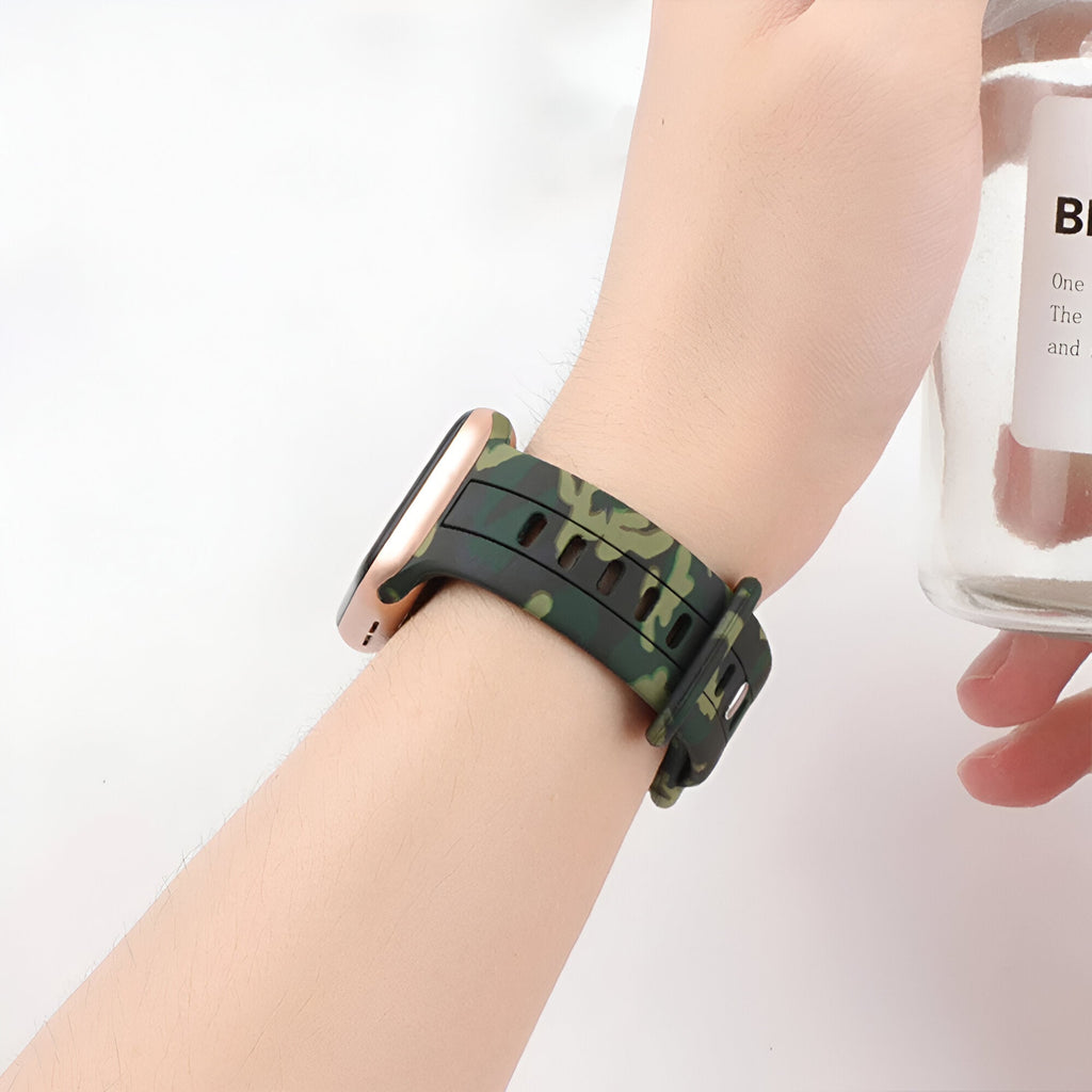Bracelet Apple Watch en silicone vert camouflage, fermeture à boucle, style mixte.