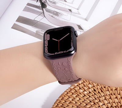 Bracelet Apple Watch en silicone lavande avec motif floral délicat taille 38-42 mm.