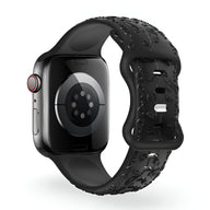 Bracelet Apple Watch en silicone noir avec motif floral texturé et boucle ajustable.
