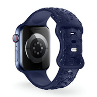 Bracelet Apple Watch en silicone bleu navy motif floral texturé pour 38 à 42 mm.