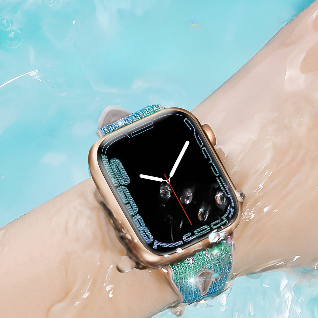 Bracelet Apple Watch pailleté multicolore en silicone, style Rhea, porté au poignet dans l'eau.