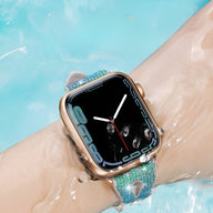 Bracelet Apple Watch pailleté multicolore en silicone, style Rhea, porté au poignet dans l'eau.