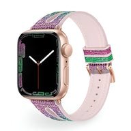 Bracelet Apple Watch en silicone rose pailleté avec motifs verts et rose et boucle argentée.