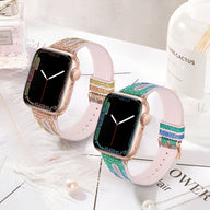 Bracelet Apple Watch en silicone rose avec paillettes et motifs multicolores, modèle Rhea.