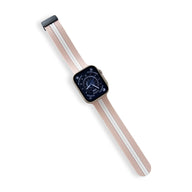 Bracelet Apple Watch silicone rose pâle avec bande blanche fine pour femme modèle Faelan.