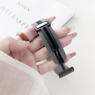 Bracelet Apple Watch silicone noir et gris, fermoir design moderne, modèle Faelan femme.