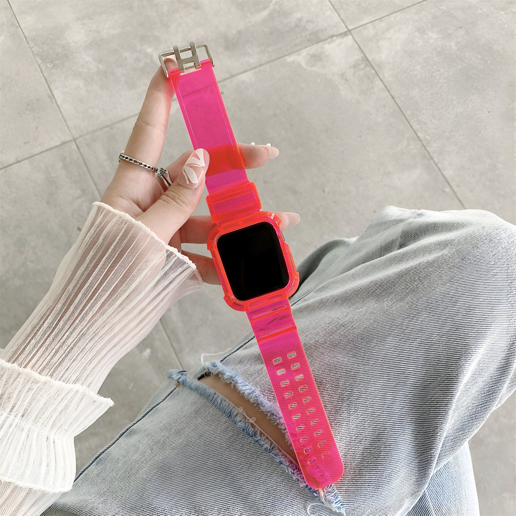 Bracelet Apple Watch silicone rose vif avec boucle argentée, modèle Indra pour femme, taille ajustable.