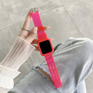 Bracelet Apple Watch silicone rose vif avec boucle argentée, modèle Indra pour femme, taille ajustable.