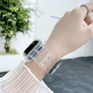 Bracelet Apple Watch en silicone transparent avec boucle noire porté au poignet féminin.