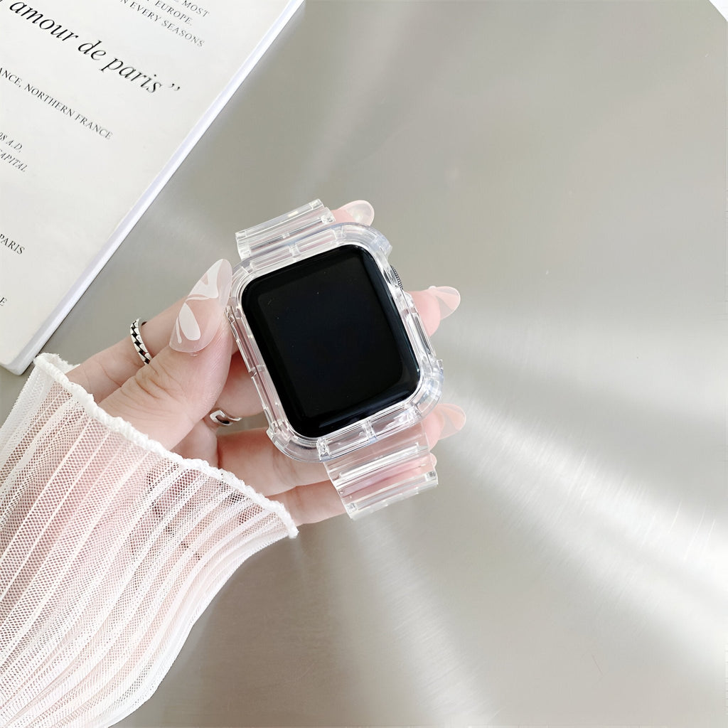 Bracelet Apple Watch en silicone transparent avec boucle adaptative, style moderne et épuré, porté sur poignet féminin.