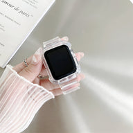 Bracelet Apple Watch en silicone transparent avec boucle adaptative, style moderne et épuré, porté sur poignet féminin.