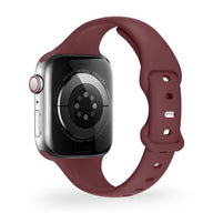 Bracelet en silicone bordeaux pour Apple Watch femme, modèle Kairo, fermeture ajustable.