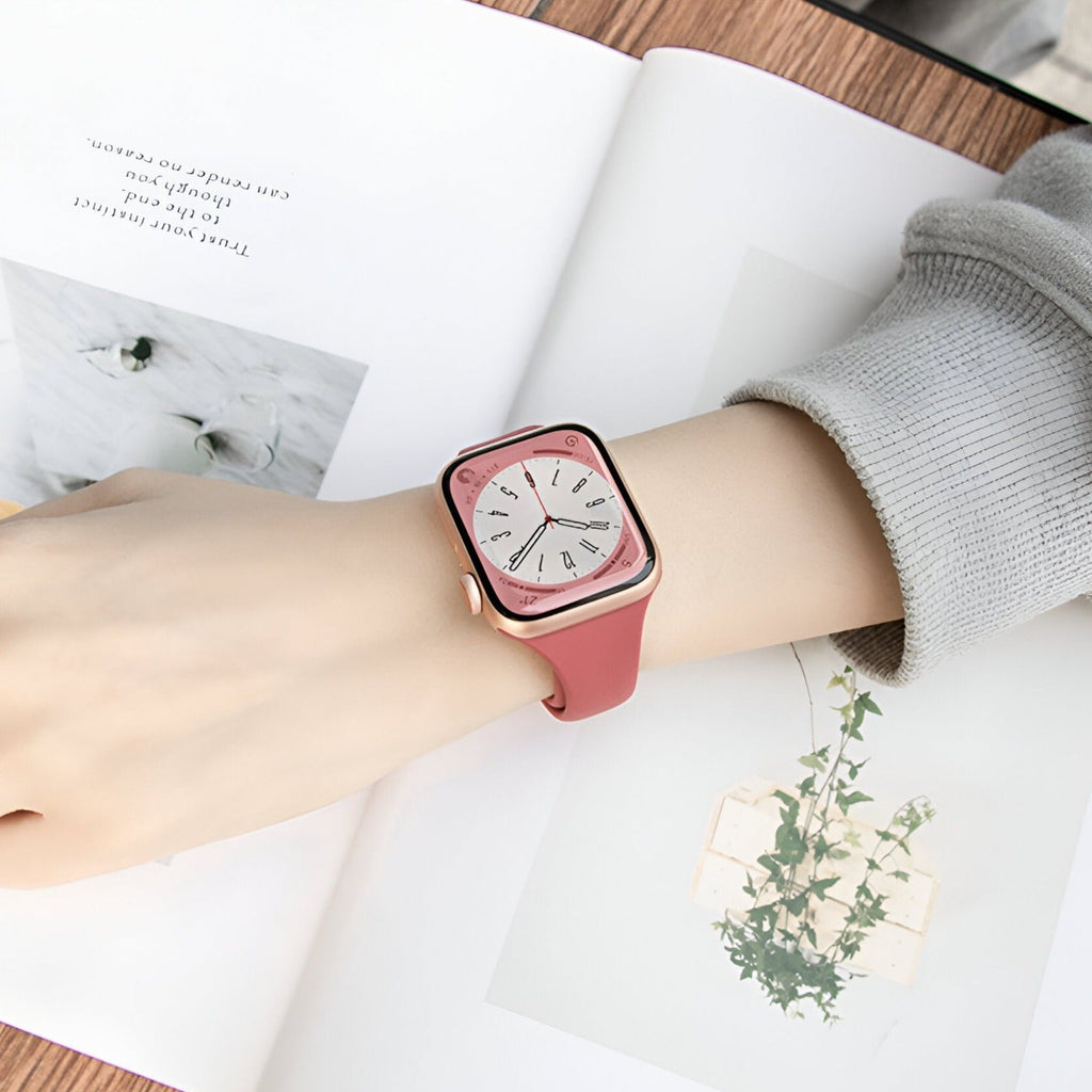 Bracelet Apple Watch Kairo en silicone rose saumon porté au poignet femme.