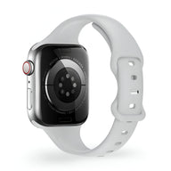 Bracelet Apple Watch silicone blanc modèle Kairo pour femme, taille 38 à 42 mm, design épuré et ajustable.