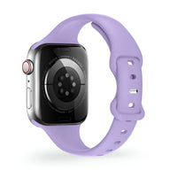 Bracelet Apple Watch en silicone lavande, fermeture à boucle ajustable, design lisse et moderne.