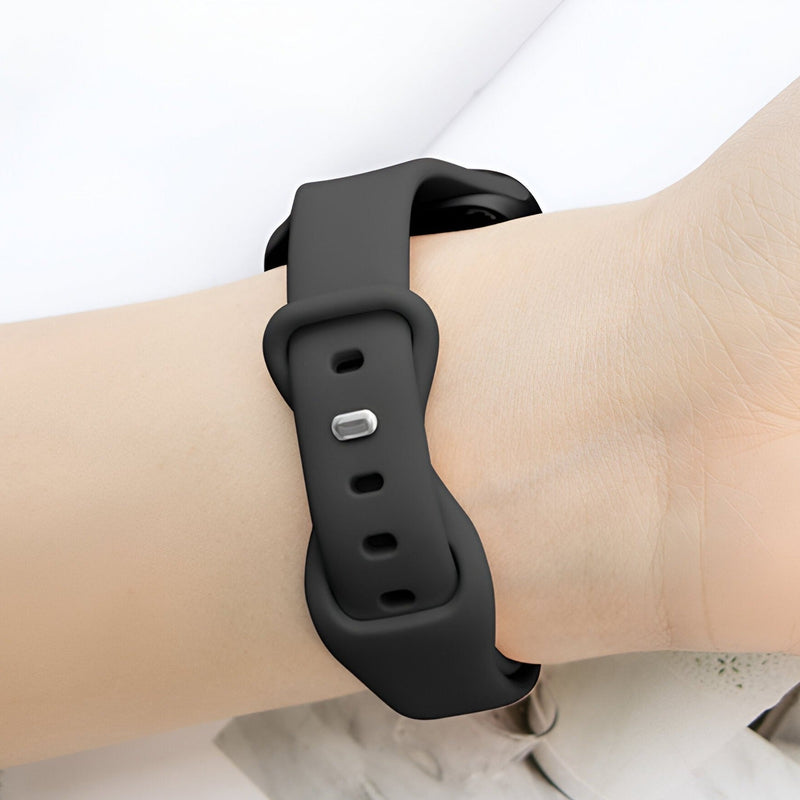 Bracelet Apple Watch en silicone noir, fermoir ajustable, design épuré pour femme.