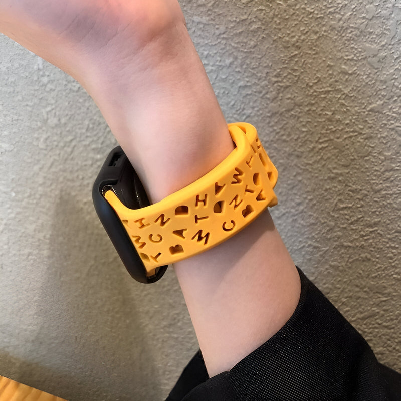 Bracelet Apple Watch en silicone jaune avec motifs découpés pour femme, modèle Rona.
