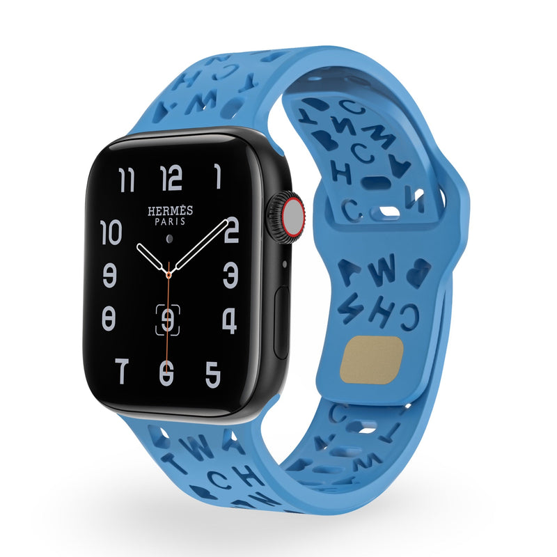 Bracelet Apple Watch en silicone bleu clair avec motifs alphabétiques en relief, modèle Rona.