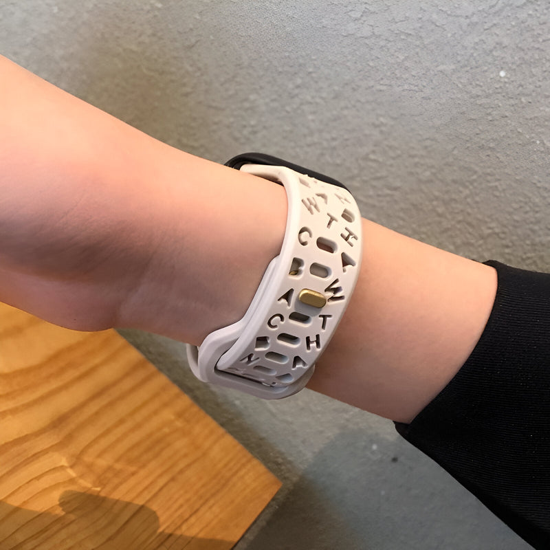 Bracelet Apple Watch en silicone blanc avec motif découpé et fermeture ajustable pour femme.