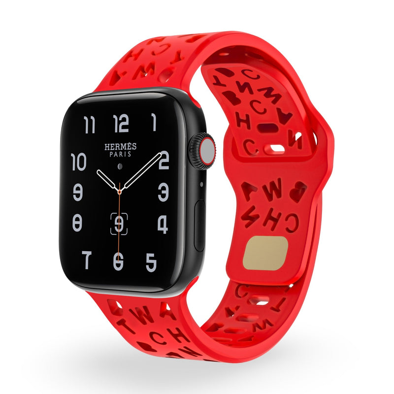 Bracelet Apple Watch en silicone rouge vif avec lettres découpées et fermoir métallique doré.