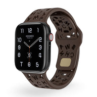 Bracelet Apple Watch en silicone marron avec motifs lettres découpées pour femme.