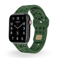 Bracelet Apple Watch en silicone vert avec motifs lettres noirs, style femme, modèle Rona.